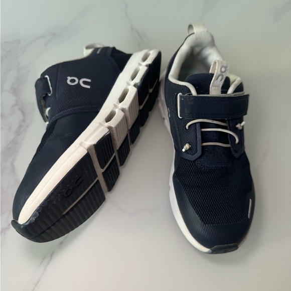 On Cloud Navy Velcro Size 2Y - Picture 5 of 7